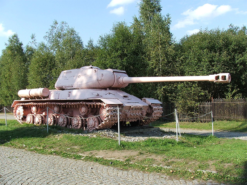 Танк ИС-2М, стоявший в Праге (1948—1991) в качестве памятника танку Т-34 И. Г. Гончаренко.