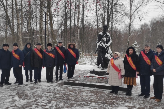 Делегаты возложили цветы к памятнику комиссару Тульского рабочего полка Григорию Агееву.