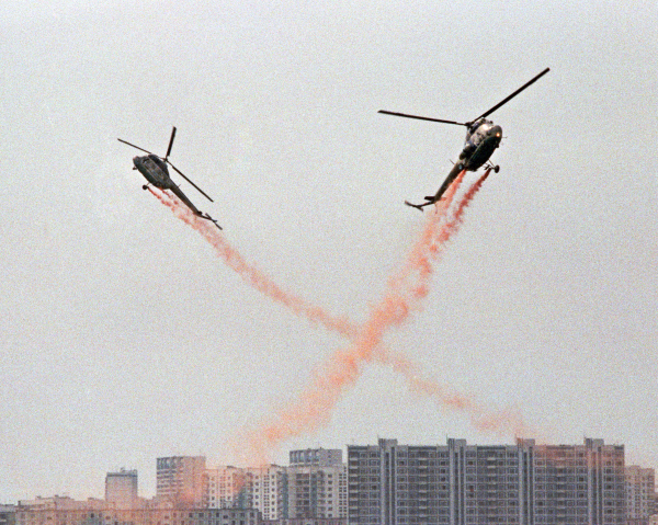 Вертолёты в небе над Тушинским аэродромом во время авиационно-спортивного праздника, посвящённого Дню Воздушного Флота СССР