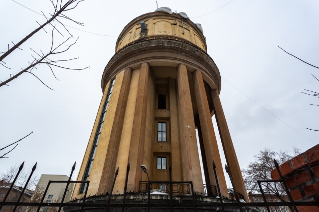 Водонапорная башня новосибирск на какой улице. Водонапорная башня. Прическа высокая башня. Башня ТНТ Новосибирск. Является ли башня в Новосибирске памятником.