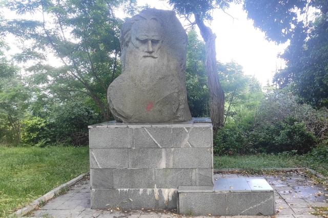 Памятник Л.Н.Толстому скульптора Д.М.Журавлёва.