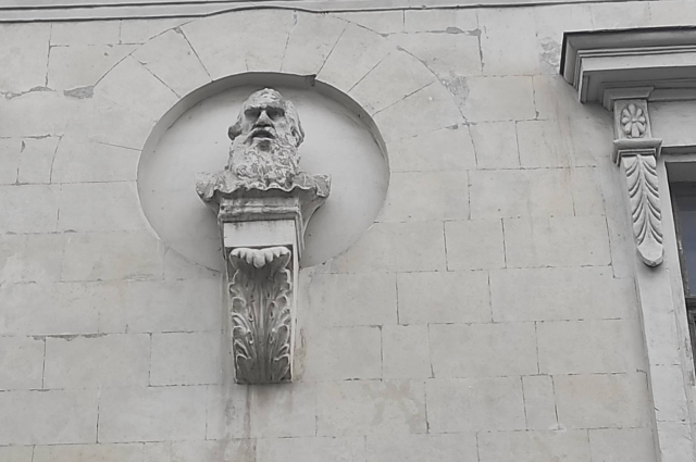 Бюст толстого на фасаде Севастопольской горбиблиотеки.