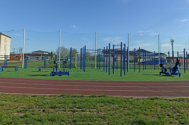 Спортплощадка включает в себя футбольное поле, баскетбольную и волейбольную площадки с искусственным покрытием, беговые дорожки. 
