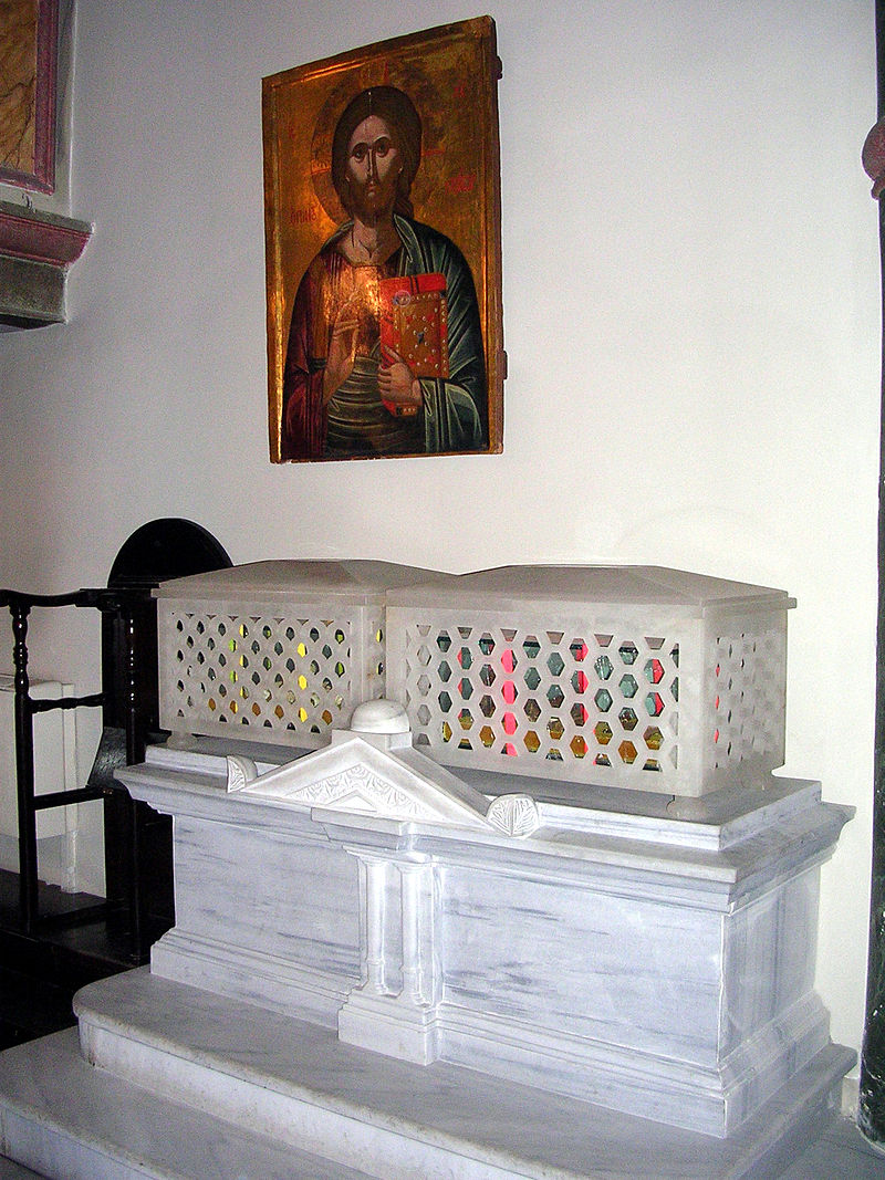 Частицы мощей святителей Григория Богослова и Иоанна Златоуста в церкви Святого Георгия в Стамбуле.