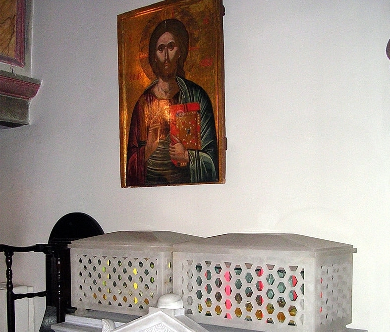 Частицы мощей святителей Григория Богослова и Иоанна Златоуста в церкви Святого Георгия в Стамбуле.