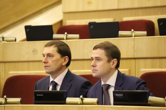 Депутаты Государственной Думы РФ Виктор Игнатов и Александр Аксененко принимают участие в работе сессии.