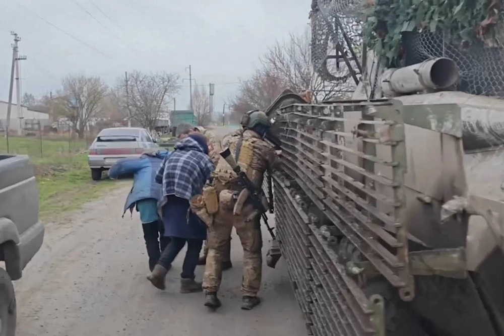 Бойцы группировки «Север» не только громят врага, но и помогают мирным жителям.