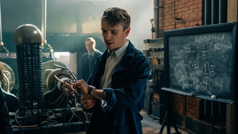 Илья Малаков в роли Григория Фролова.