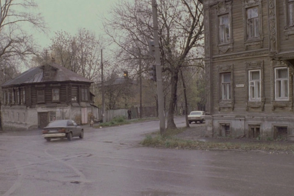 Все деревянные дома снесли, а вместо маленького углового домика стоит многоэтажка