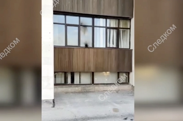 Начал метать в фасад газовые баллончики, бутылки с горючим и петарды.