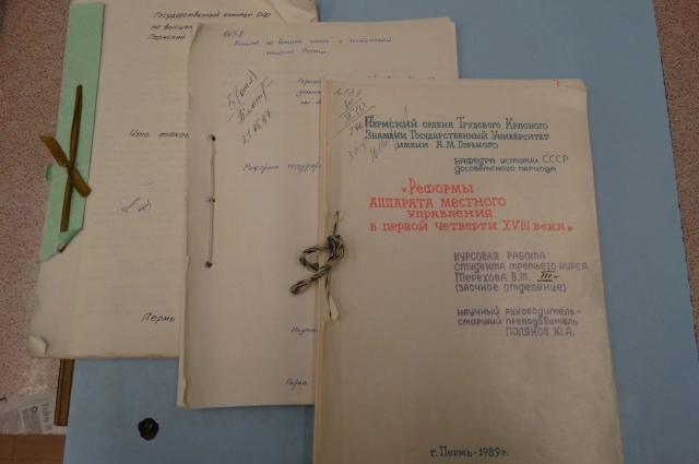 Участникам пресс-конференции продемонстрировали исторические документы о создании университета.