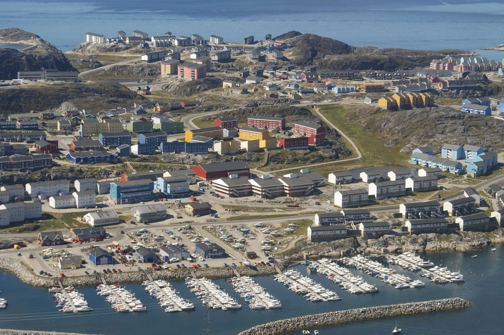 Вид на Нуук с высоты.
