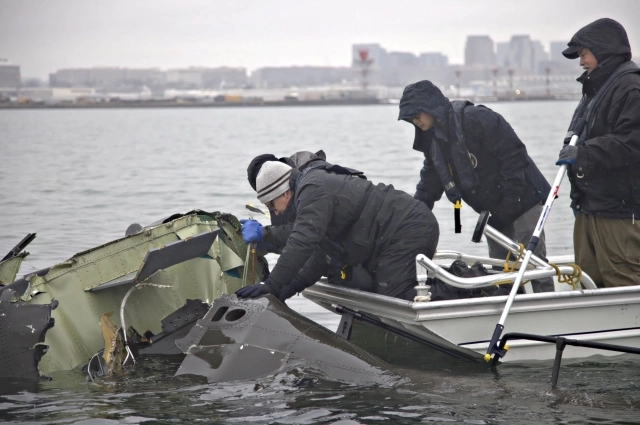 Обломки Bombardier CRJ700.