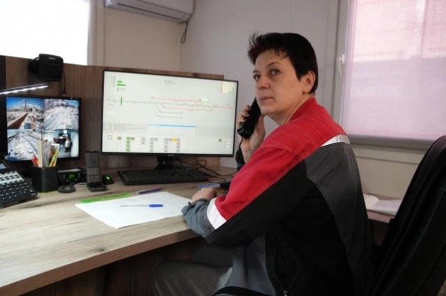 «Удобное компьютерное управление, громкая связь, четыре камеры видеонаблюдения и отличные бытовые услоПреимущества нового рабочего места перечисляет диспетчер Ирина Кущёва.