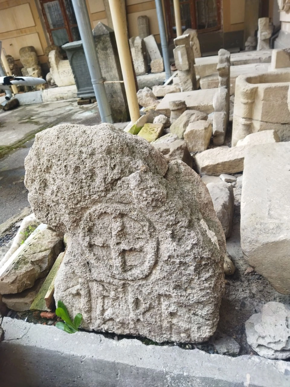 Рунный камень, найденный на горе Опук.