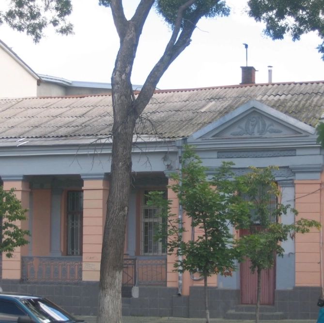Это флигель дома, принадлежавшего когда-то присяжному поверенному Лейбе Галкину, над дверью буква «Л».
