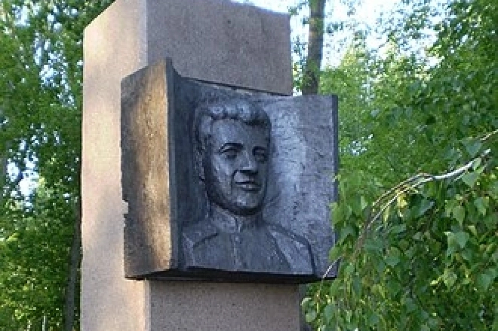 Памятник дважды Герою СССР.