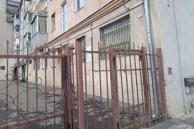 Все дома в центре Красноярска за заборами.