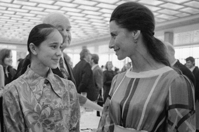 Народная артистка СССР Майя Плисецкая (справа) беседует с обладательницой «Гран-при» II Международного конкурса артистов балета Надеждой Павловой (слева).