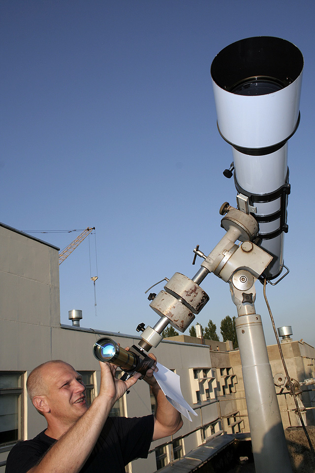 Александр Иванов давно на «ты» с любой астрономической техникой.