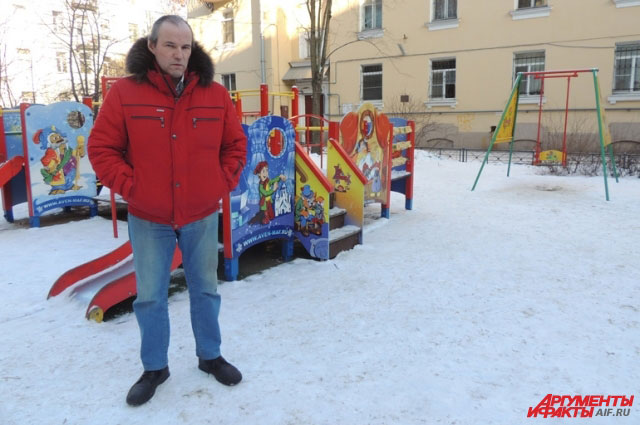 Сергей и Марина не могут гулять с сыновьями на детской площадке.