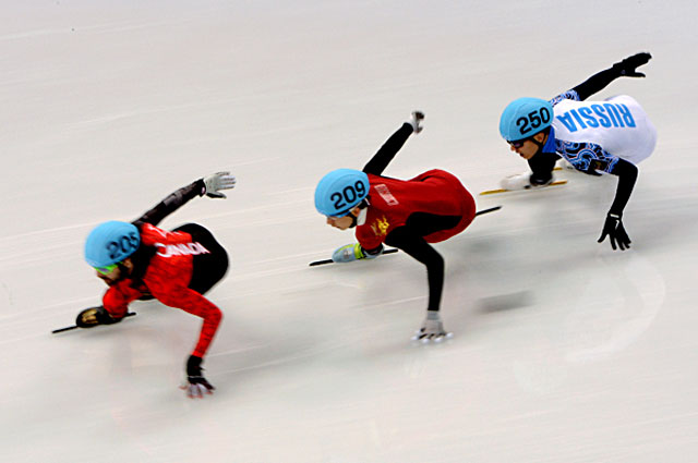 Шарль Амлен, Тянью Хань и Виктор Ан в финале А на 1500 м в соревнованиях по шорт-треку
