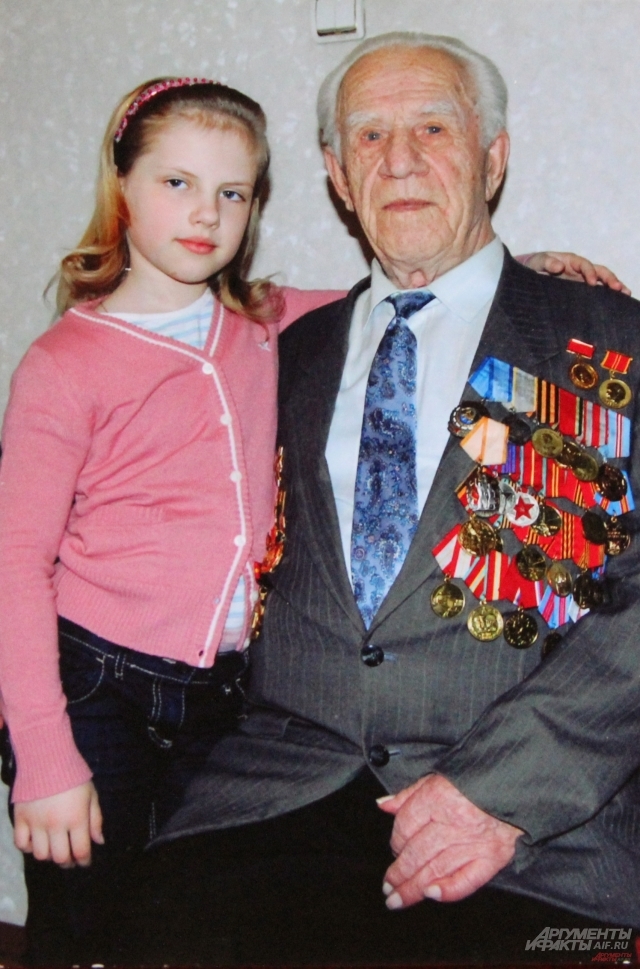 Алексей Николаевич Перепёлкин с внучкой.