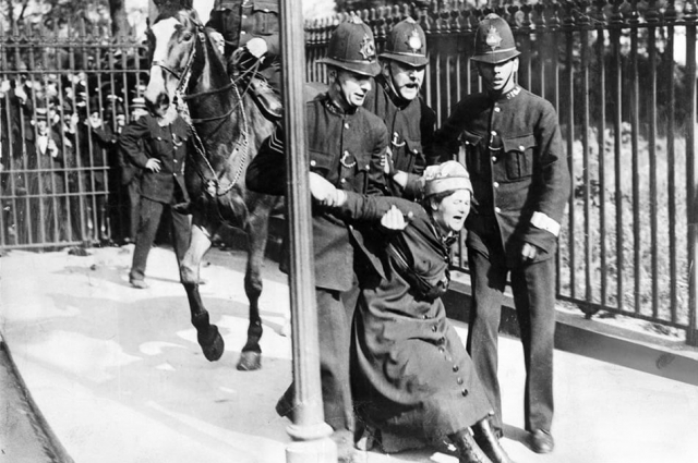 Арест суфражистки на митинге в 1857 году