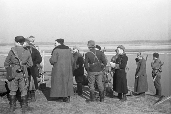 Сидор Ковпак (в центре) обсуждает с командирами отрядов детали боевой операции, 1942 г