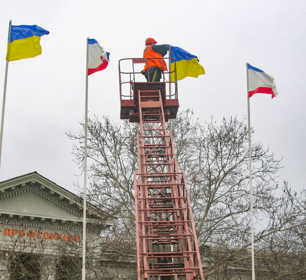 В Симферополе на площади Ленина снимают украинские флаги. Теперь там — крымские и российские.