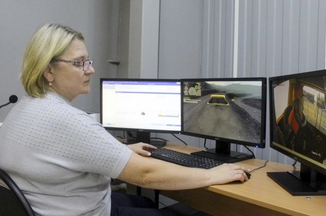 Инструктор наблюдает за действиями водителя и выбирает программу заданий.