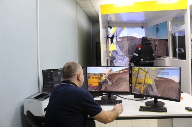 Тренажёр ЭКГ-20 состоит из нескольких модулей. Это кабина с креслом-пультом, VR-шлем и компьютер инструктора с тремя мониторами.