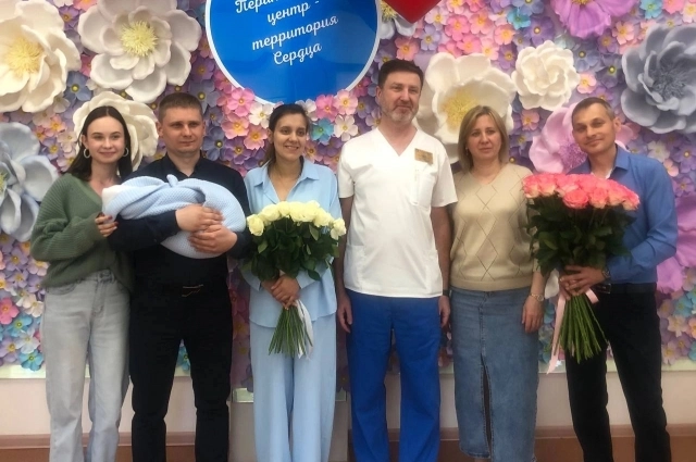 Большая семья Анны Мироненко приехала встречать её и нового члена семьи.