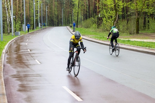 Волонтёры и депутат поддержали велогонки в Шарташском лесопарке