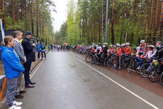 Волонтёры и депутат поддержали велогонки в Шарташском лесопарке