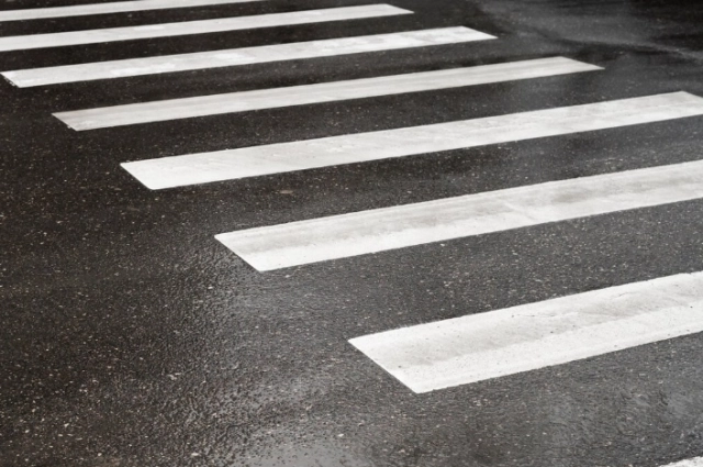 Мужчина сбил детей, переходивших дорогу на зеленый свет по пешеходному переходу.