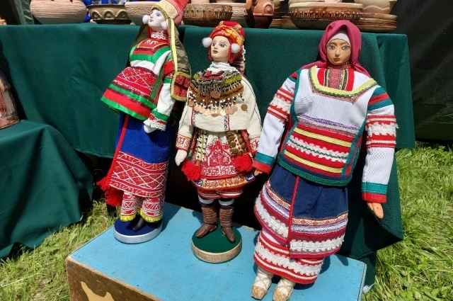 На форуме можно было увидеть глиняных кукл в традиционных костюмах.