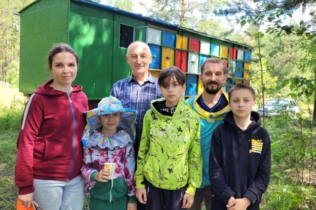 У пчеловода Кириллова большая дружная семья.