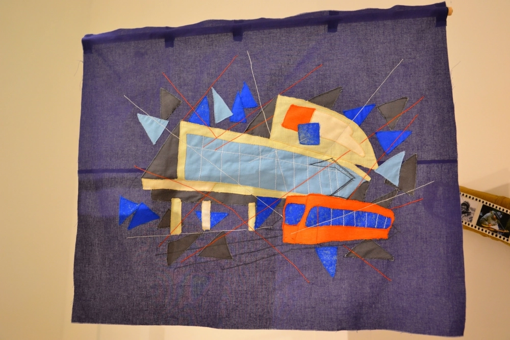 В каждой работе — истории участниц. Тот же трамвай напоминает о прошлом.