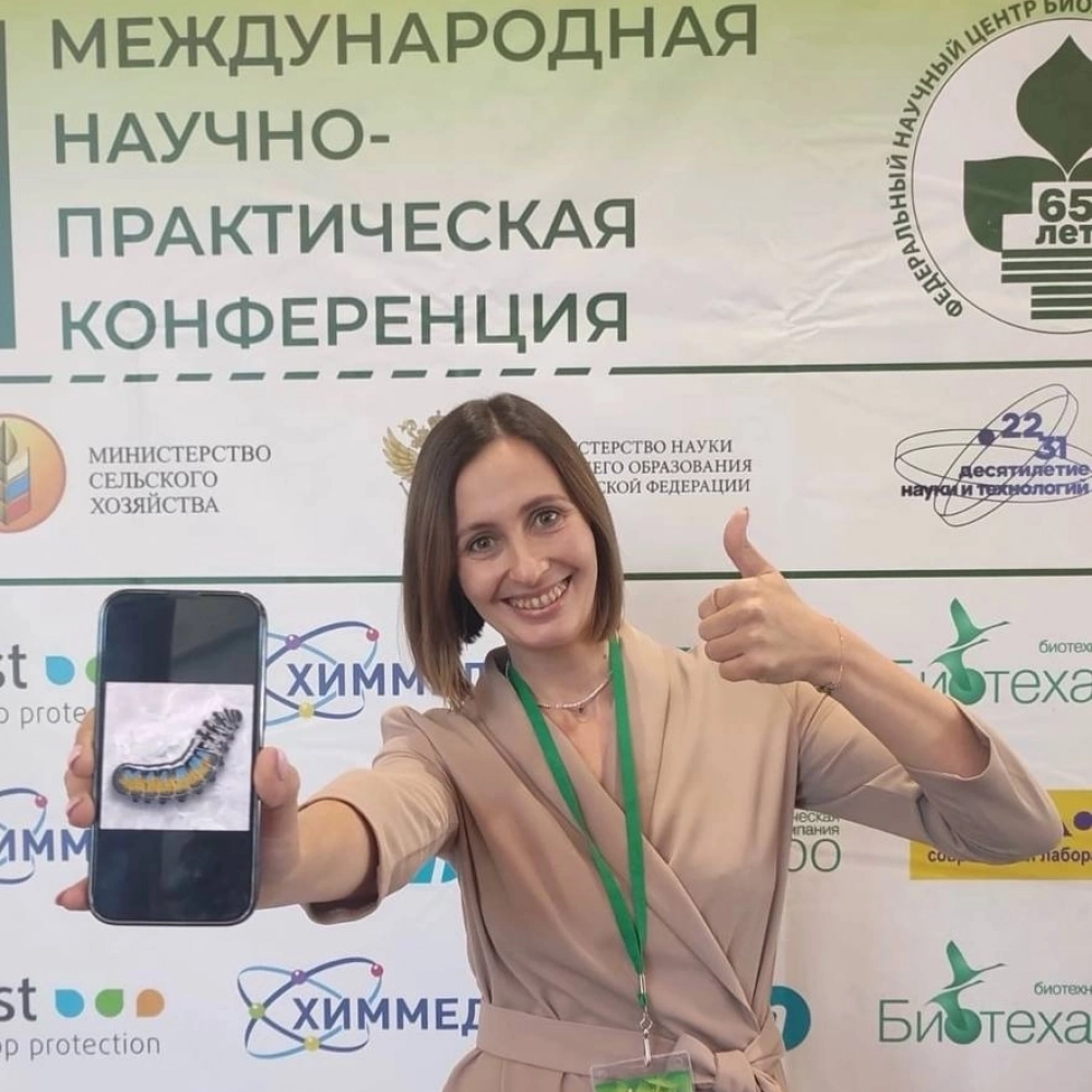 Екатерина часто участвует в различных конференциях. 