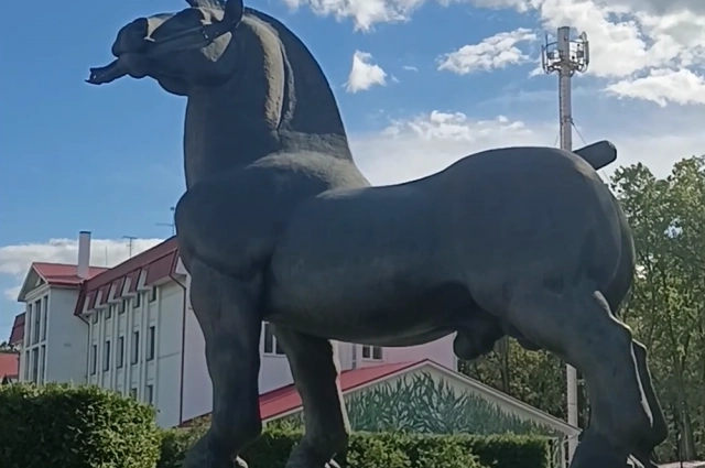 Исполинский конь высотой три с половиной метра и весом три тонны появился на трассе «Дон» в 2007 году.