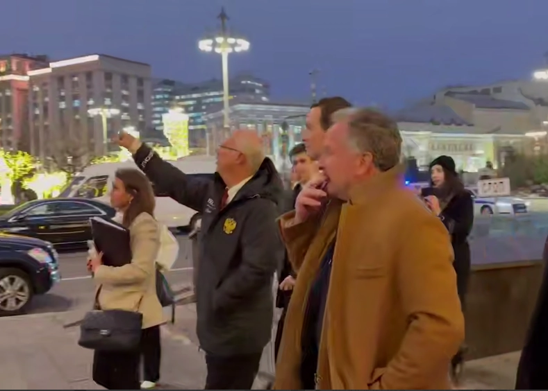 Стивен Уиткофф, Кирилл Дмитриев и Джаред Кушнер гуляют по Москве.