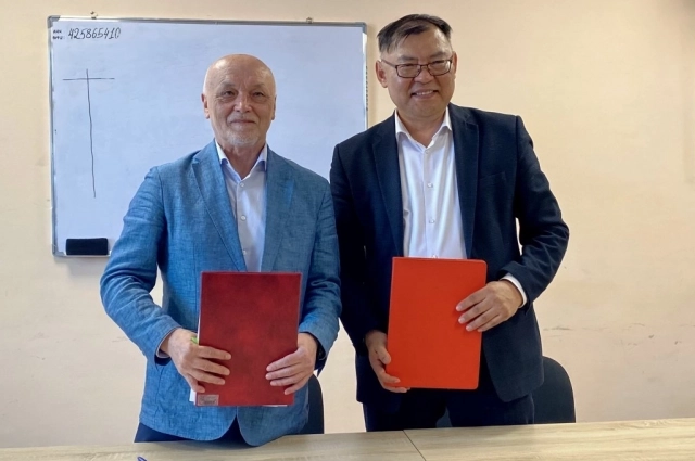 Ректор БГУ Алдар Дамдинов и директор ИСЗФ Андрей Медведев подписали соглашение о сотрудничестве в 2025 году.