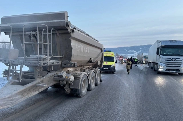 Грузовик вёз цельнометаллический прицеп.
