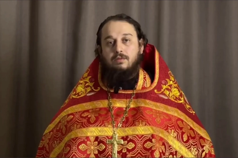 Пасхальное облачение священнослужителей красного цвета.