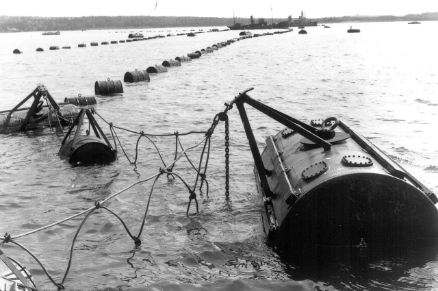 Со стороны моря Ленинград был окружён сплошными минными полями.