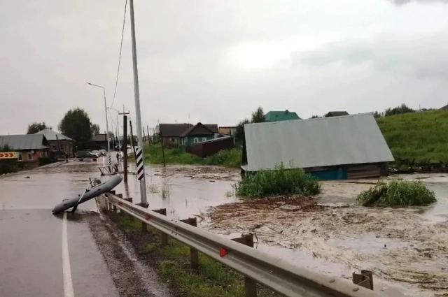 В Октябрьском округе людей спасали из затапливаемых домов.