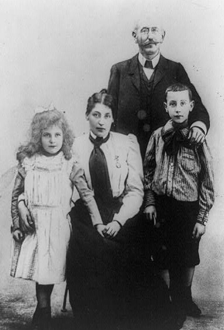 Альфред Дрейфус с семьей.