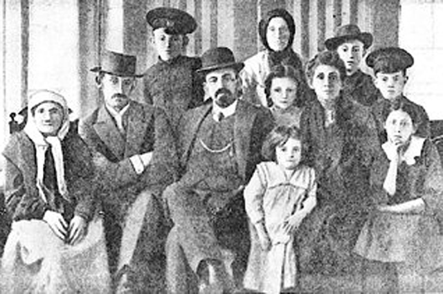 Бейлис с семьёй после освобождения.