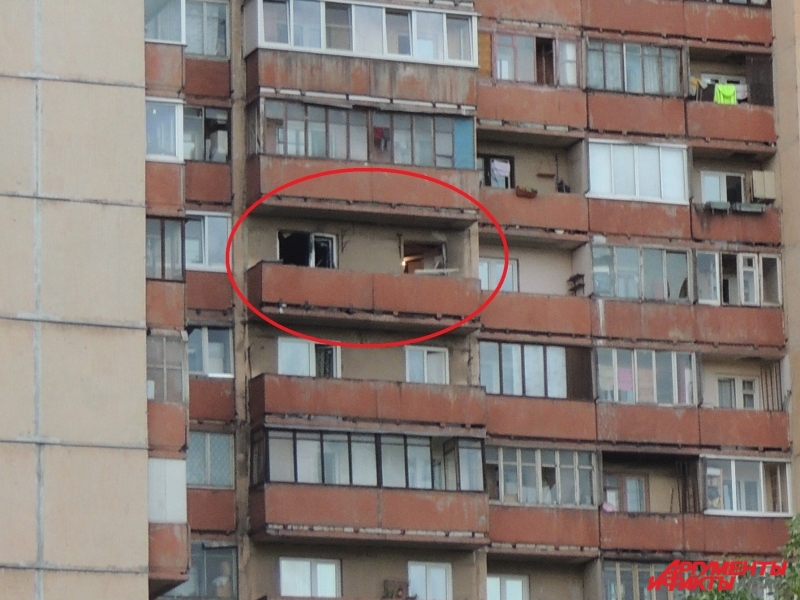 Квартиру боевиков можно опознать по выгоревшему балкону. На фото он обведён красным. 